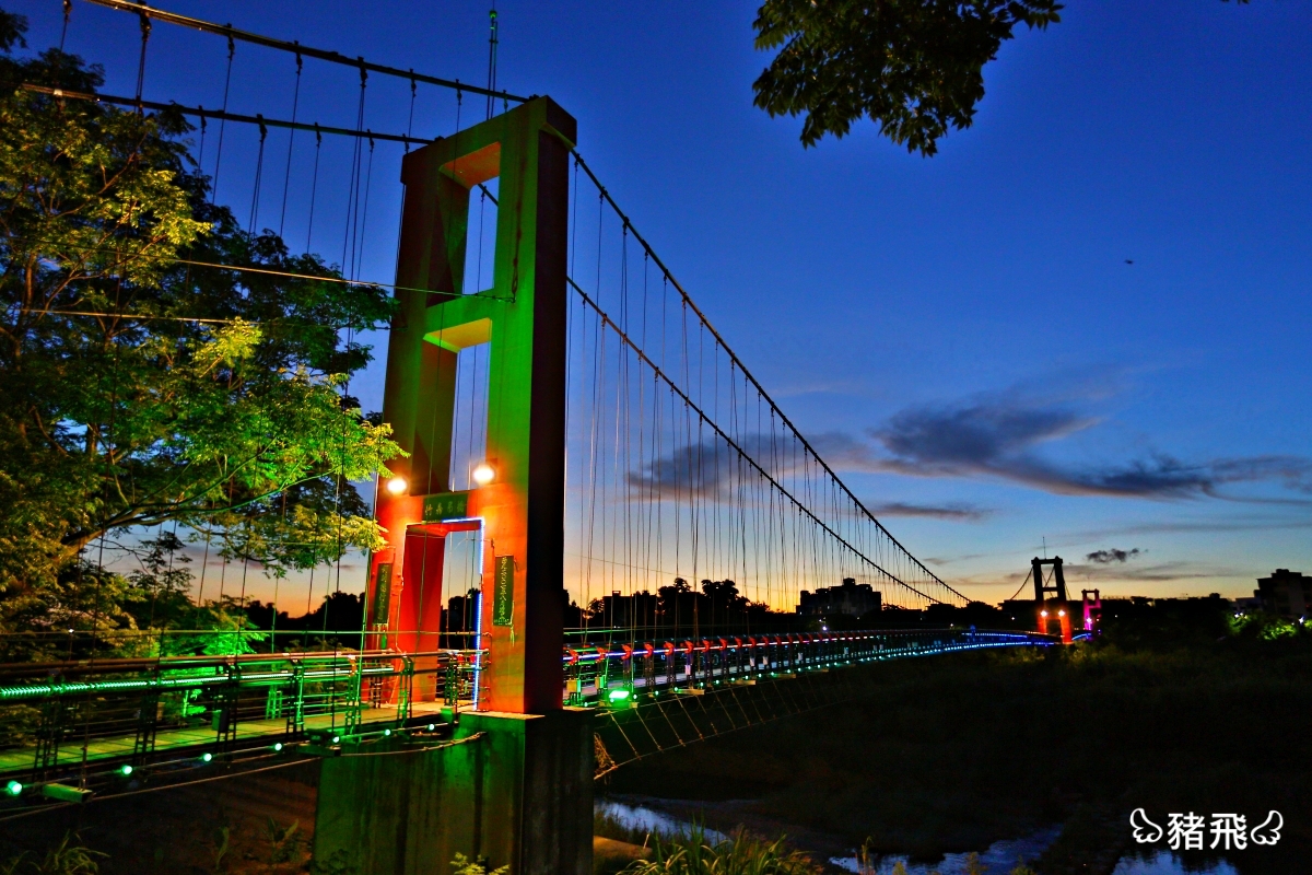 【嘉義景點】行嘉吊橋～橫跨八掌溪上的紅色吊橋，夜裡LED燈光變化，形成夜空裡最美的鑽石項鍊