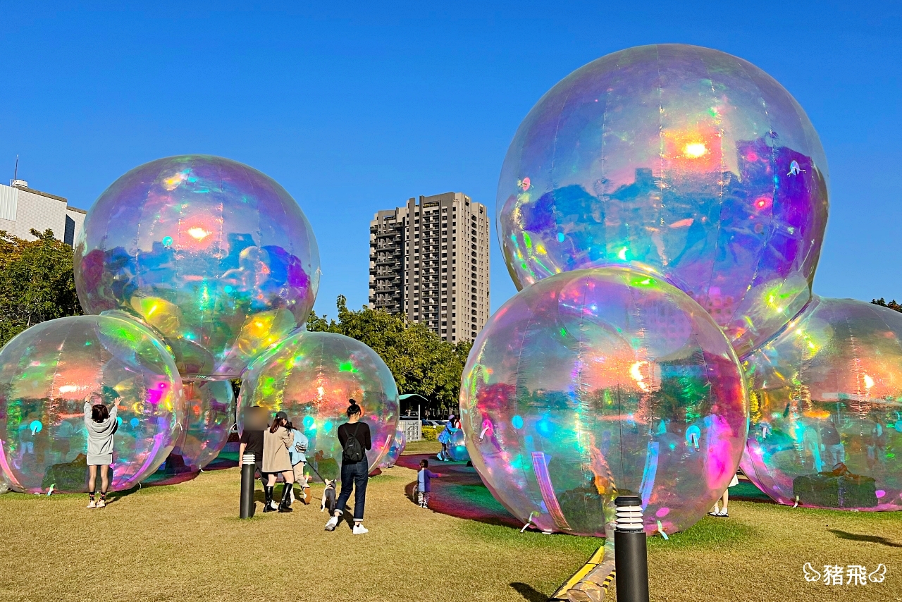 【台中西區】國立台灣美術館～最新打卡景點，草地上夢幻度爆表的巨型彩虹泡泡！